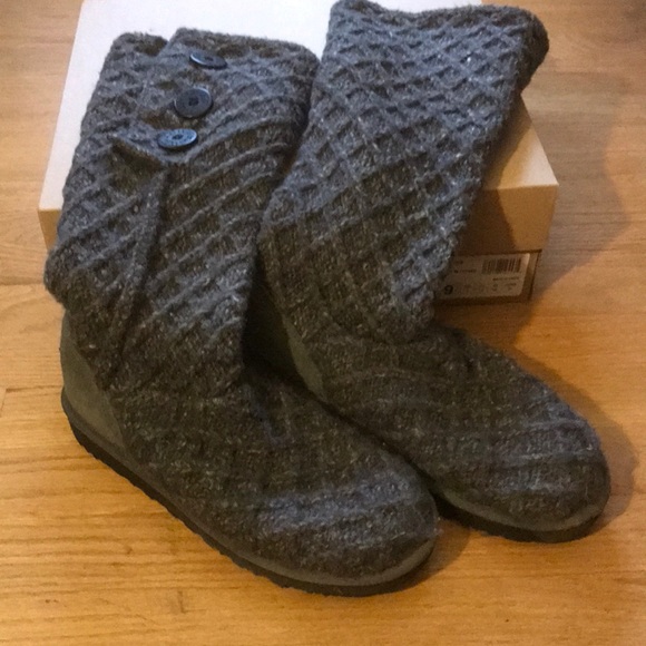 UGG Shoes - Grey Ugg boots w lattice size 9